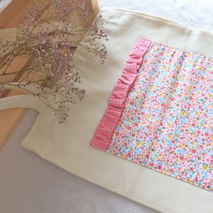 tote bag con maxi bolsillo exterior de flores y vichy rosa flúor