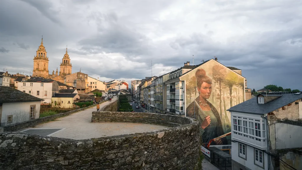 Vista panorámica de la ciudad de Lugo desde la Muralla Romana.